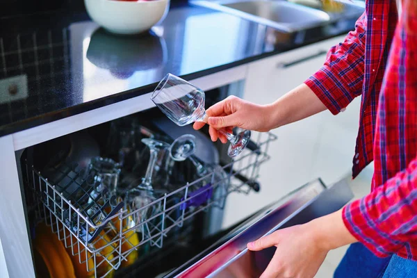 Домогосподарка Використовує Сучасну Посудомийну Машину Миття Посуду Окулярів Домашній Кухні — стокове фото