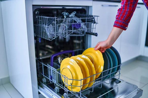 Ama Casa Mujer Usando Lavavajillas Moderno Para Lavar Platos Cocina — Foto de Stock