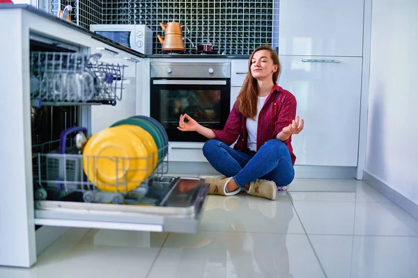 年轻快乐的家庭主妇在家里的白色厨房用现代洗碗机洗碗和洗眼镜 打扫卫生的时候要放松和享受 — 图库照片