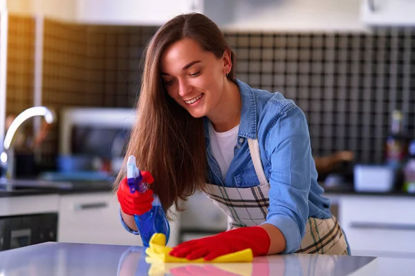 Gelukkig Schattig Kaukasisch Aantrekkelijke Jonge Vrolijke Glimlachende Huisvrouw Veegt Desinfecteert — Stockfoto