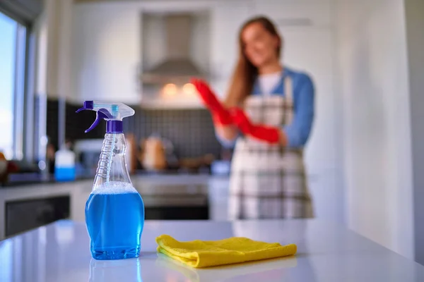 消毒スプレーボトル 赤い保護ゴム手袋と黄色のラグを使用して家を掃除主婦の女性 — ストック写真