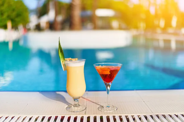 Relaxing Vacations Refreshing Cocktails Pool All Inclusive Resort — Stock Photo, Image