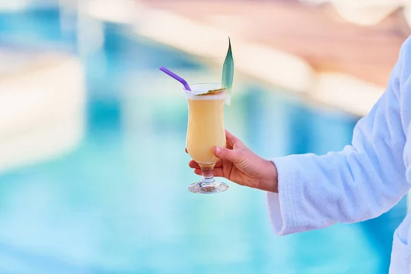 Relaxing Summer Vacations Refreshing Pina Colada Cocktail Pool All Inclusive — Stockfoto
