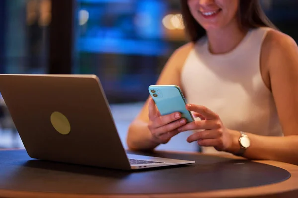 전화와 노트북을 이용하는 여성들은 원격으로 일하고 온라인으로 카페에서 인터넷을 — 스톡 사진