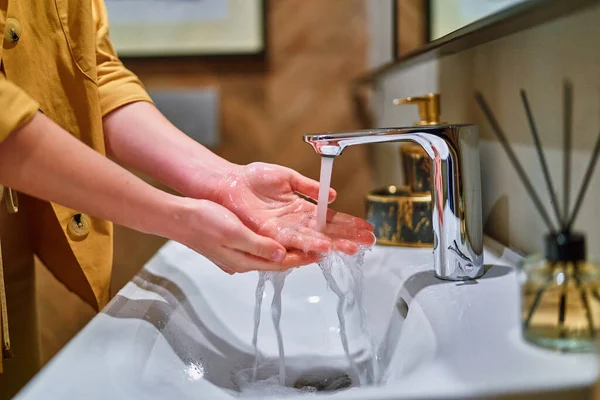 Mycie Rąk Pod Bieżącą Wodą Kranu Umywalce — Zdjęcie stockowe