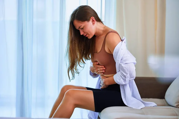 Verärgerte Junge Frau Die Unter Bauchschmerzen Leidet Gesundheitsprobleme — Stockfoto