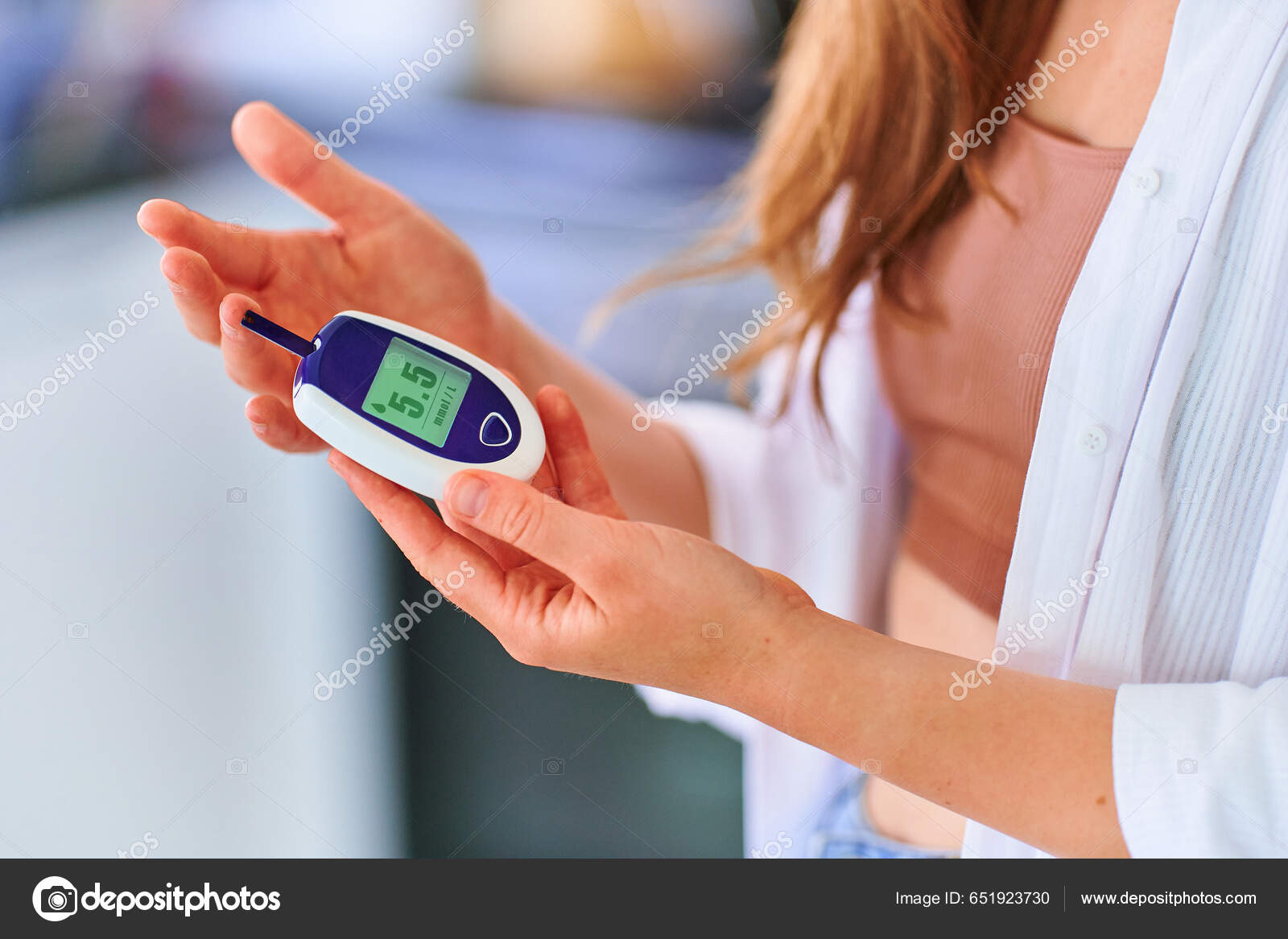Hembra Que Utiliza Medidor Glucosa Para Medir Monitorear Nivel Sanguíneo:  fotografía de stock © goffkein #651923730