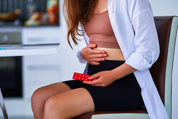 Mujer Dolorosa Poco Saludable Que Sufre Dolor Estómago Celebración Blíster —  Fotos de Stock