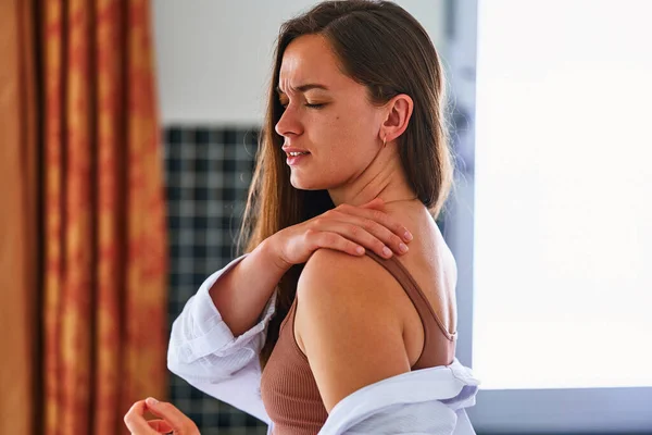 痛みを伴う不健康な女性は ピンチ炎症神経や首の痛みに苦しんで 健康上の問題 — ストック写真