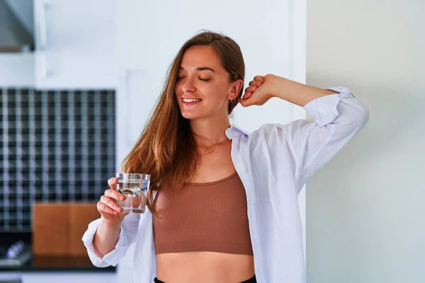 Portret Van Vrolijke Jonge Tevreden Schattige Aantrekkelijke Vrouw Drinken Glas — Stockfoto