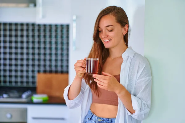 Feliz Bela Alegre Despreocupado Satisfeito Mulher Atraente Beber Chá Preto — Fotografia de Stock