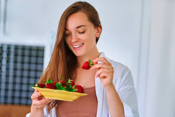 Όμορφη Ικανοποιημένη Χαμογελαστή Χαρούμενη Ευτυχισμένη Κοπέλα Τρώει Φρέσκες Ώριμες Φράουλες — Φωτογραφία Αρχείου