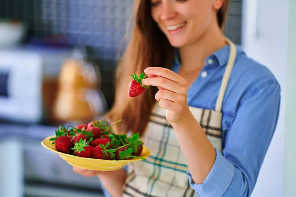 Female Holding Plate Fresh Ripe Organic Strawberries Home Kitchen — Stock Photo, Image