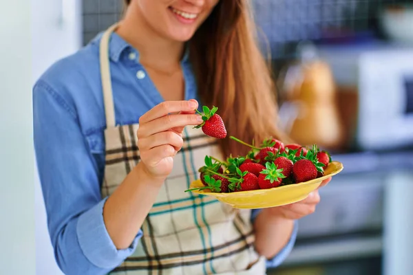 유기농 딸기가 접시를 부엌에서 암컷들 — 스톡 사진