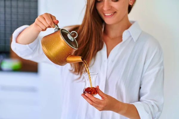 Mutfakta Geleneksel Türk Çayı Içen Mutlu Mutlu Güzel Bir Kadın — Stok fotoğraf