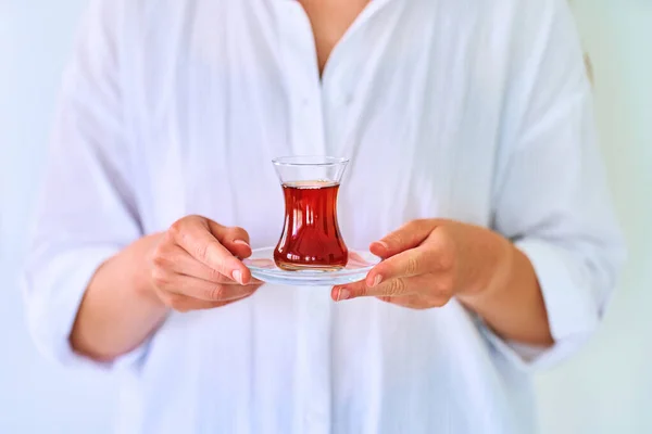 喝土耳其传统茶的女性 — 图库照片