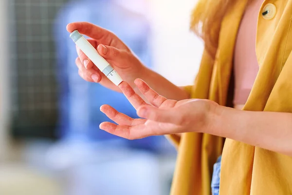 혈당치를 측정하고 확인하기 손가락에 랜터를 사용하는 관리와 당뇨병 — 스톡 사진