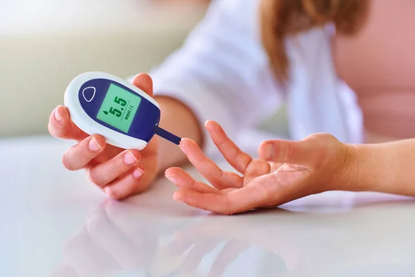 Aki Glükózmérőt Használ Vérszint Mérésére Ellenőrzésére Egészségügyi Mellitus Diabetes Kezelése — Stock Fotó