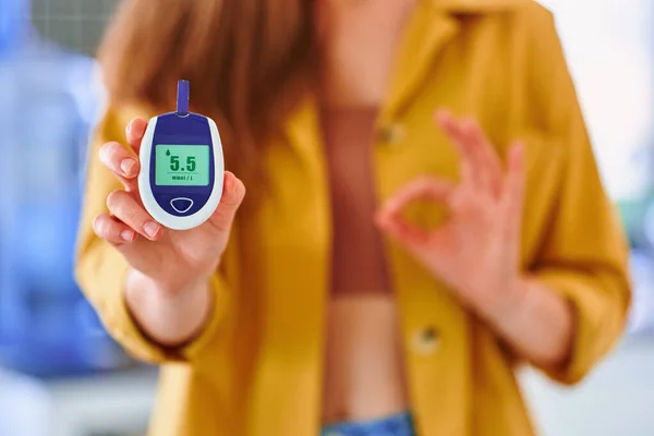 Vrouw Met Behulp Van Glucosemeter Voor Het Meten Controleren Van — Stockfoto
