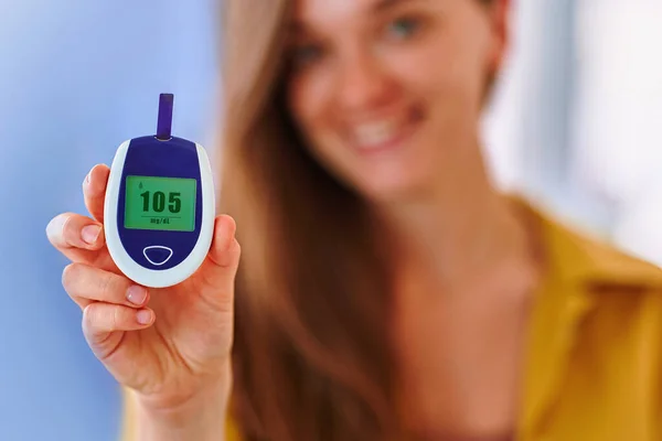 Femme Diabétique Utilisant Glucomètre Pour Mesurer Surveiller Niveau Sanguin Soins — Photo