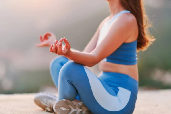 Mujer Inspirada Disfrutando Meditación Parte Superior Con Una Hermosa Vista — Foto de Stock