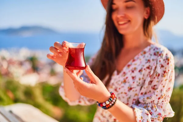 Uśmiechnięty Szczęśliwy Cute Młoda Dziewczyna Podróżnik Pije Tradycyjną Turecką Herbatę — Zdjęcie stockowe
