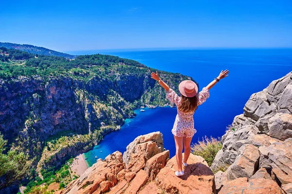Δωρεάν Ανέμελη Χαρούμενη Κοπέλα Ταξιδιώτη Ανοιχτές Αγκάλες Στέκεται Στο Λόφο — Φωτογραφία Αρχείου