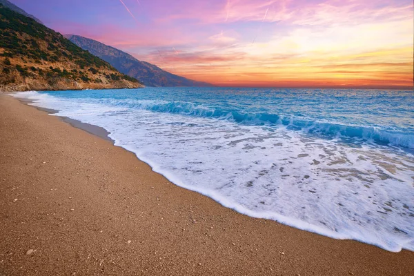 Strandlandschaft Mit Idyllischem Sonnenuntergangshimmel Und Blauem Meer Mit Weißem Schaum — Stockfoto