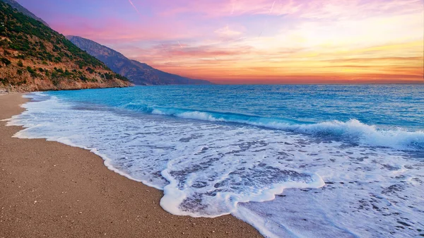 Landscape Beach Idyllic Sunset Gradient Sky Blue Sea White Foam — Stock Photo, Image