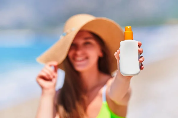 Female Applying Holding White Empty Bottle Blank Sunscreen Lotion While — Stock Photo, Image