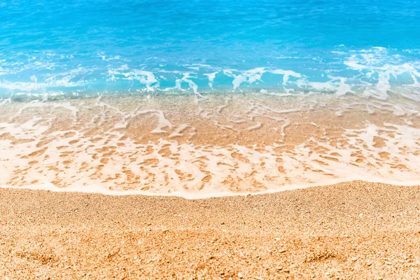 Tapete Von Türkisblauen Klaren Schäumenden Meer Und Sandstrand Einem Sonnigen — Stockfoto