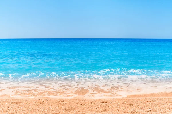 Tapete Aus Türkisfarbenem Meer Blauem Himmel Und Sandstrand Einem Sonnigen — Stockfoto