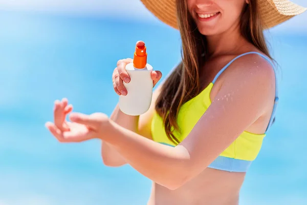Vrouwelijke Aanbrengen Houden Witte Lege Fles Leeg Van Zonnebrandcrème Tijdens — Stockfoto