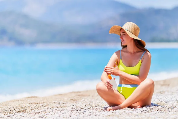 Young Girl Applying Sunscreen Lotion While Sunbathing Relaxing Beach Sea — Stock Photo, Image