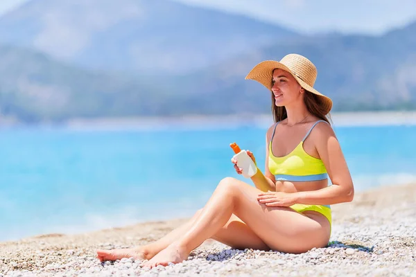 Junges Mädchen Beim Sonnenbaden Und Entspannen Strand Meer Sonnigen Sommertagen — Stockfoto