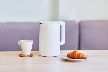 Evde çay demlemek için modern beyaz elektrikli çaydanlık. 