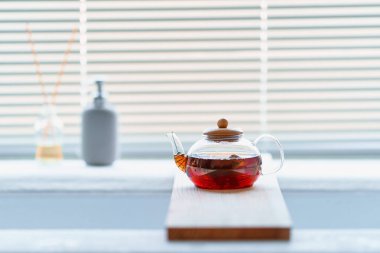 Bitkisel organik çay içip evde sıcak bir banyo yapmak. Stres atma, zihinsel denge ve zihinsel sağlık hizmetlerini destekleme