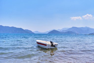Mavi Akdeniz 'de demirlemiş bir hız motorlu teknesinin manzarası.