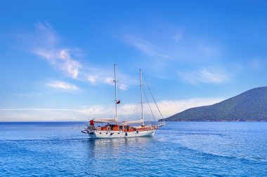 Turkuaz sudaki teknenin deniz manzarası 