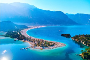 Yazın güneşli bir günde kumlu kumsalda deniz manzarası. Mavi Göl 'ün İHA fotoğrafı Oludeniz, Türkiye