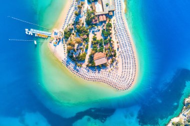 Yazın güneşli bir günde kumlu kumsalda deniz manzarası. Mavi Göl 'ün İHA fotoğrafı Oludeniz, Türkiye