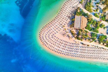 Yazın güneşli bir günde kumlu kumsalda deniz manzarası. Mavi Göl 'ün İHA fotoğrafı Oludeniz, Türkiye