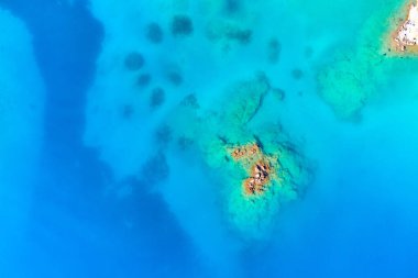 Turkuaz mavi Akdeniz 'in mercanlı üst manzarası