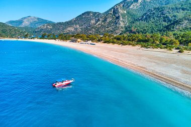 Yazın güneşli bir günde Akdeniz Körfezi 'nin havadan görünüşü. Mavi Göl 'ün İHA fotoğrafı 