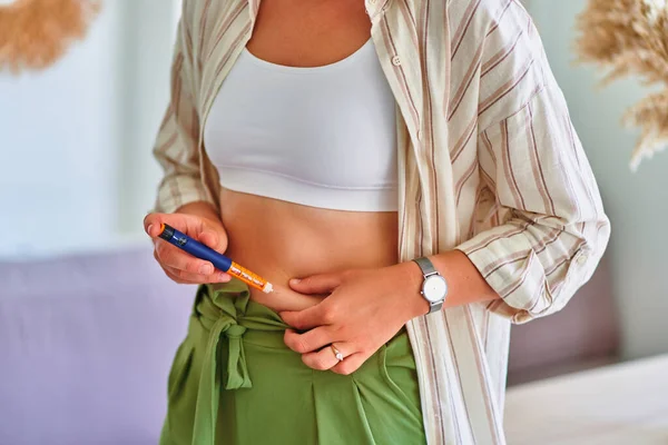 Jonge Diabetische Vrouw Die Insuline Haar Buik Injecteert — Stockfoto