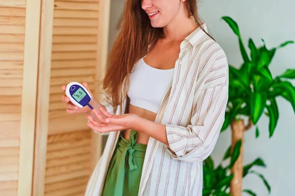 Young Diabetic Woman Measures Blood Glucose Level Glucometer — Stock Photo, Image
