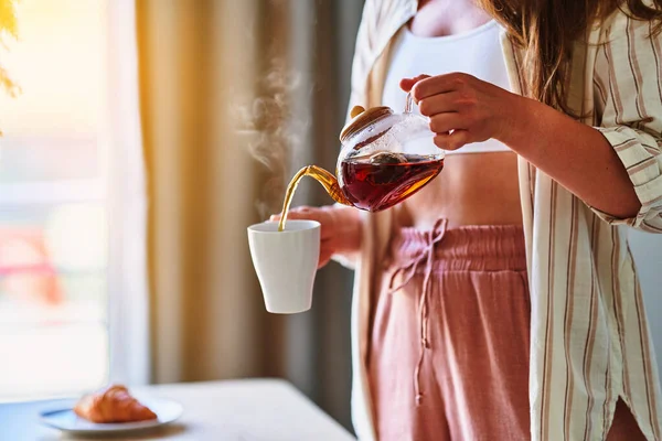 Sıcak Aromatik Siyah Çayı Evdeki Cam Çaydanlıktan Bardağa Dolduran Kadın — Stok fotoğraf