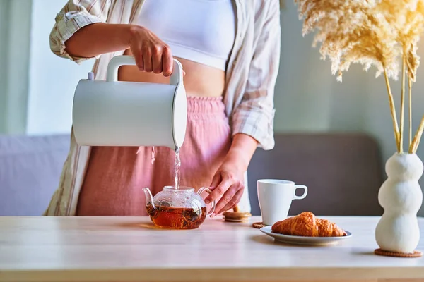 Woman Pouring Boiling Water Cup Modern Electric Kettle Brewing Tea — Stock Photo, Image