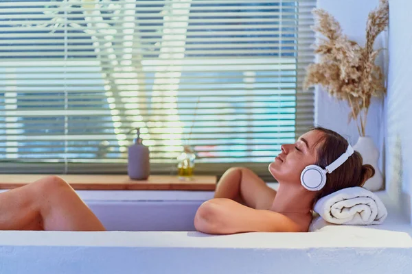 放松女人听着平静的音乐 在家里洗个热水澡 缓解压力 支持精神平衡和精神保健 — 图库照片