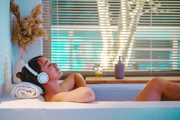 落ち着いた音楽を聴きながら 自宅で熱い風呂に入るリラックスした女性 ストレスリリーフ サポートマインドバランスと精神医療 — ストック写真